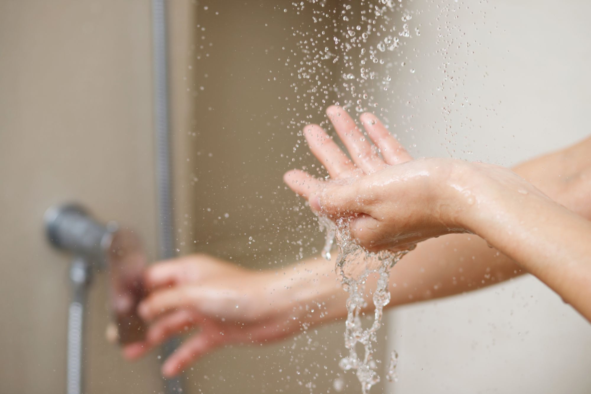 En hand i en dusch